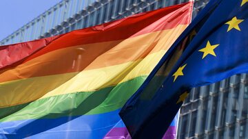 Flagi UE i LGBT, zdjęcie ilustracyjne