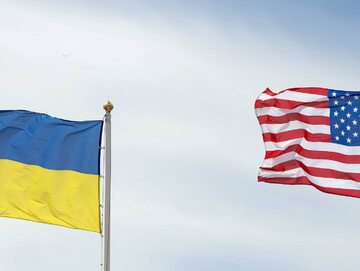 Flagi ukraińska i amerykańska, zdjęcie ilustracyjne