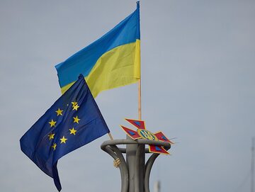 Flagi Ukrainy i UE, zdjęcie ilustracyjne