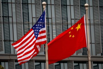 Flagi USA i Chin w Pekinie