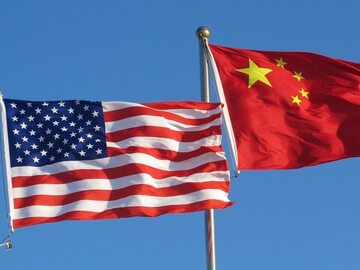 Flagi USA i Chin, zdjęcie ilustracyjne