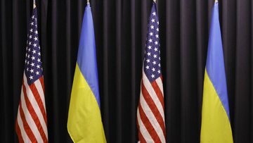 Flagi USA i Ukrainy, zdjęcie ilustracyjne