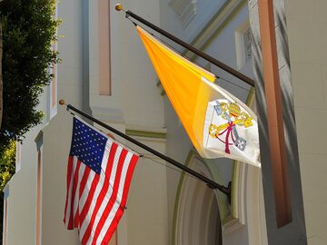 Flagi Watykanu i USA, zdjęcie ilustracyjne