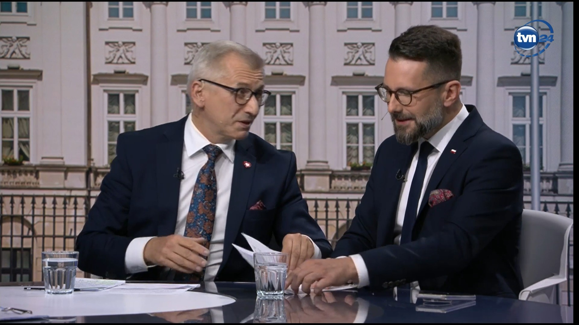 Kuriozalna sytuacja w TVN24. Politycy zaczęli wyrywać sobie kartki