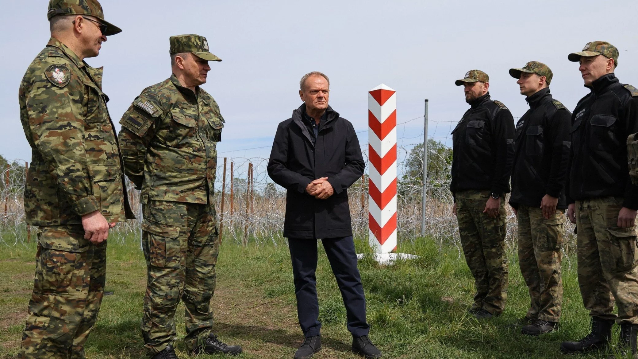 Premier Donald Tusk z funkcjonariuszami Straży Granicznej podczas wizyty na granicy z Białorusią