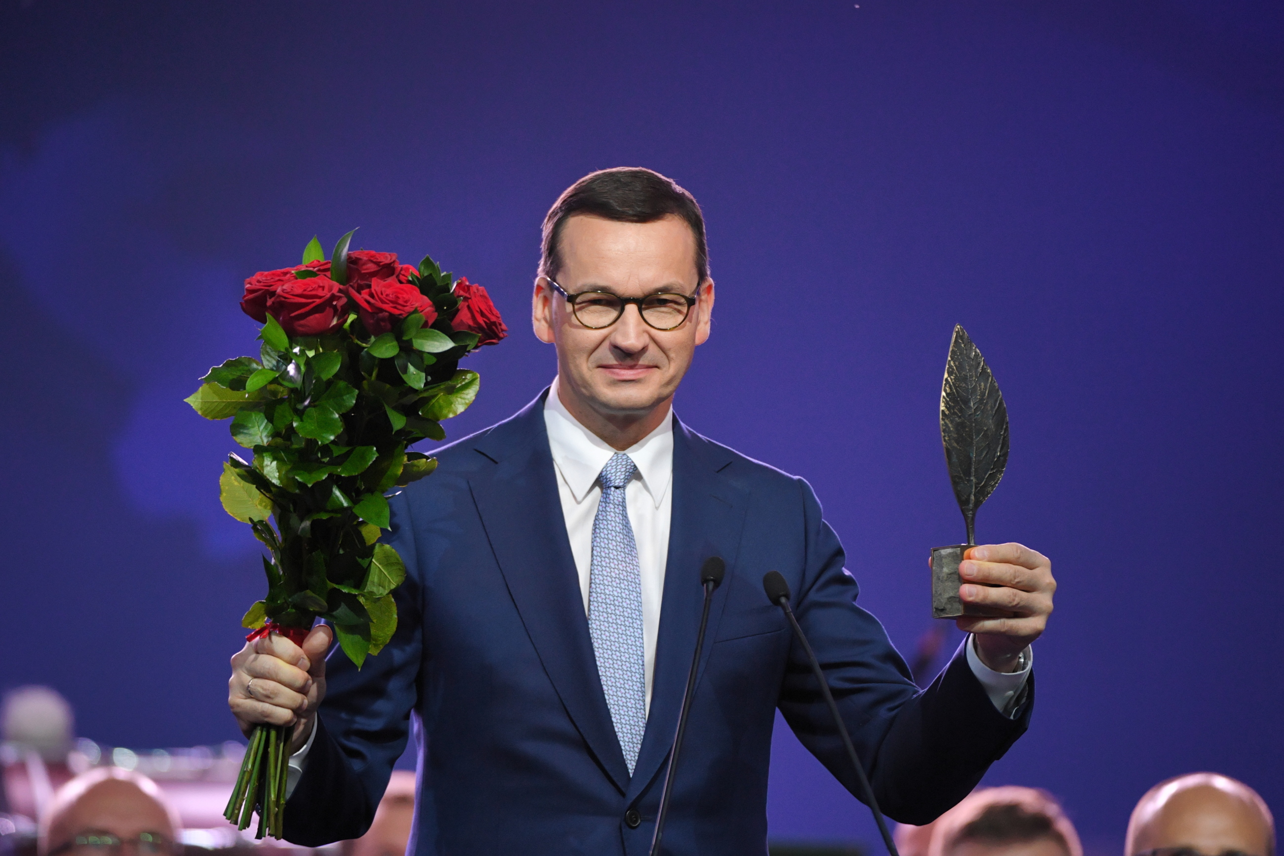 Premier Mateusz Morawiecki odbiera nagrodę "Człowieka Roku" podczas XXIX Forum Ekonomicznego