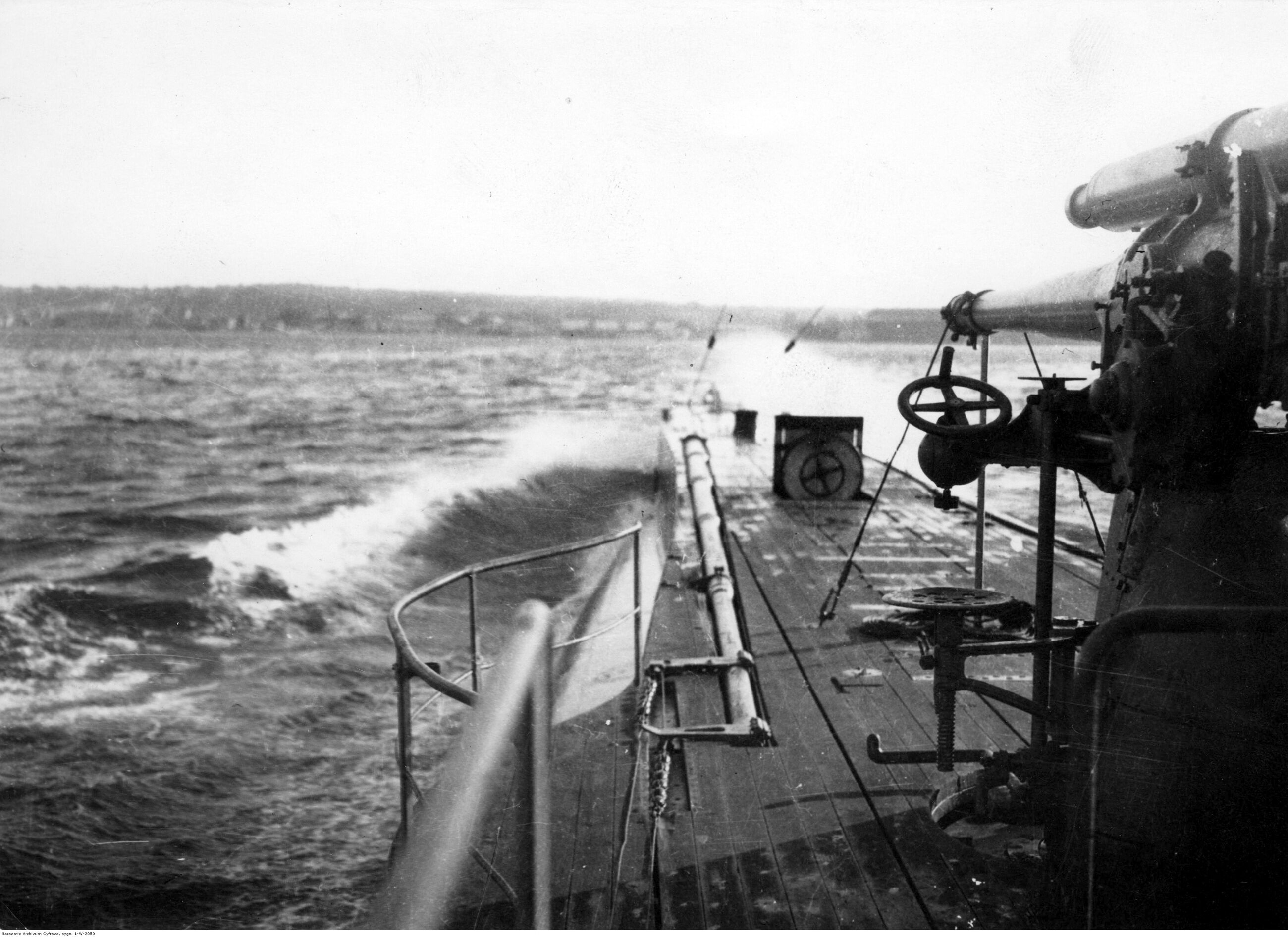 Fragment dziobu okrętu podwodnego typu "Wilk". Widoczna 100 mm armata Schneider wz. 17