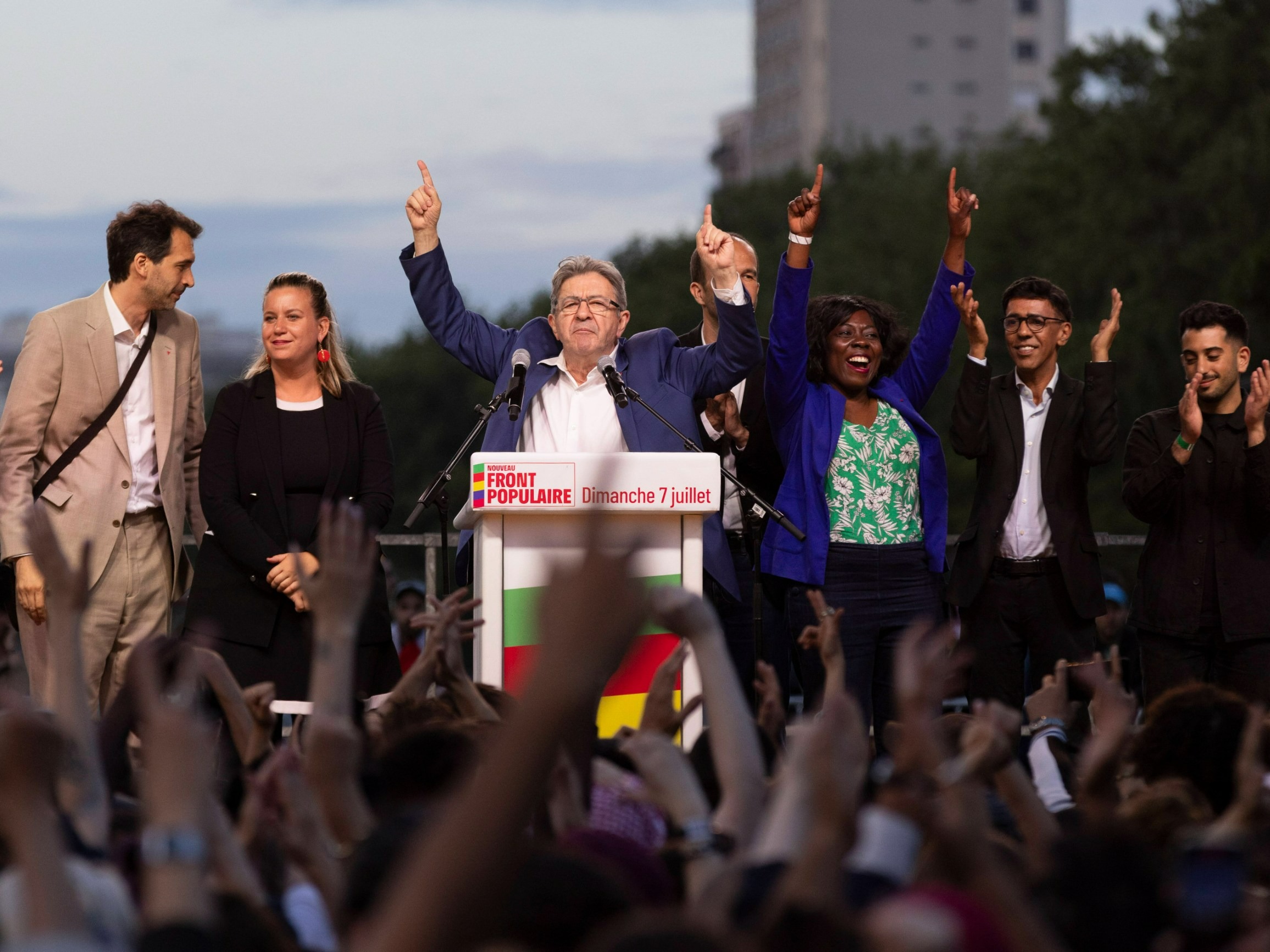 Jean-Luc Melenchon (przy mównicy)