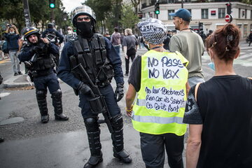 Francuska policja podczas manifestacji w Paryżu