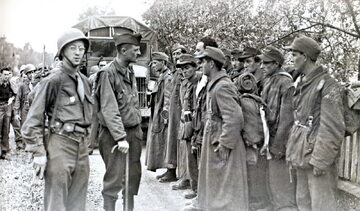 Francuski gen. Philippe Leclerc rozmawia ze schwytanymi francuskimi żołnierzami SS