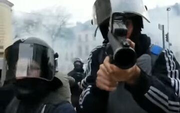 Francuski policjant mierzy z broni do dziennikarza