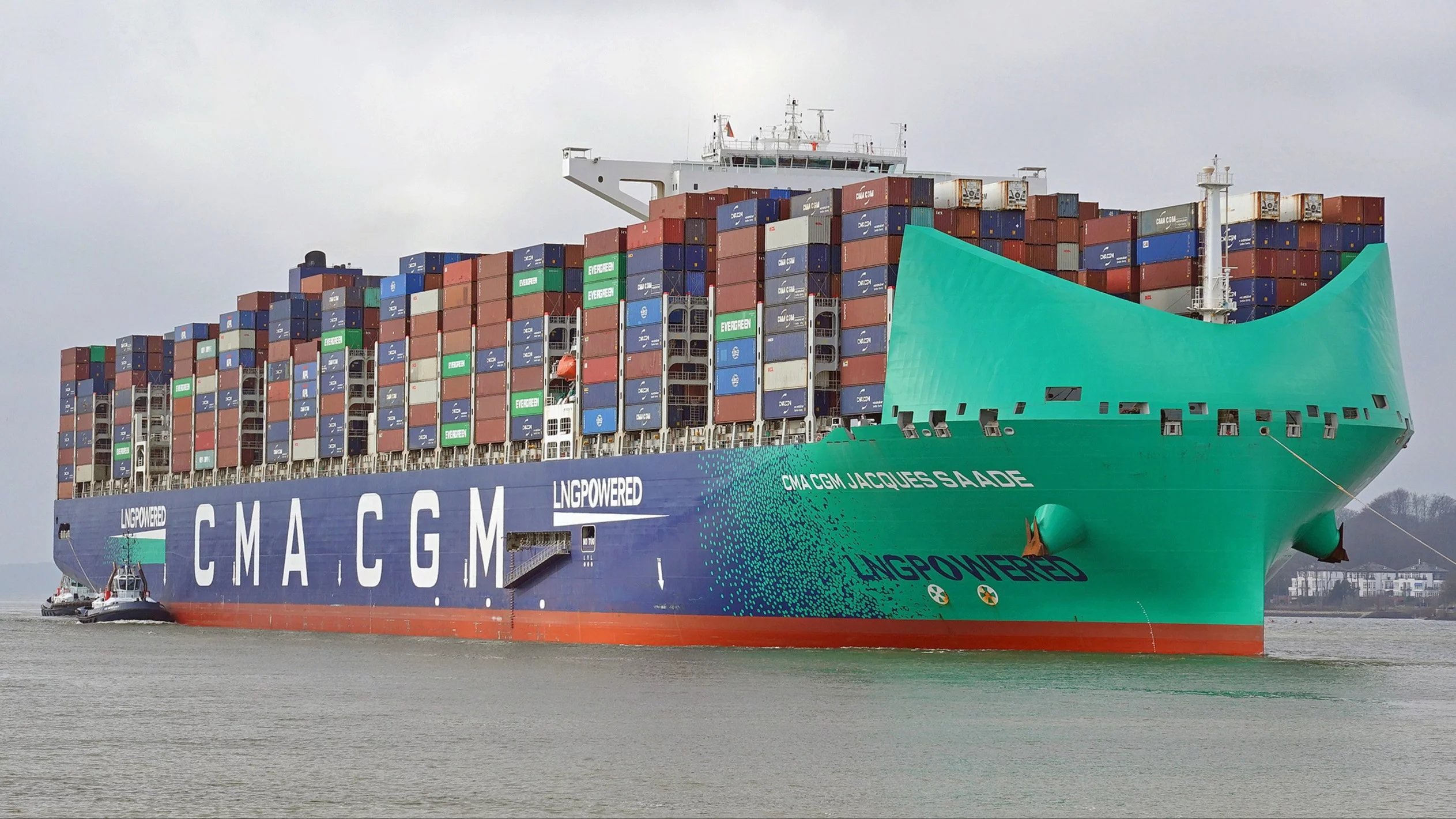 Kontenerowiec CMA CGM w porcie w Hamburgu