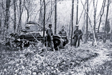 Francuskie czołgi R-35 z załogami podczas ofensywy w Zagłębiu Saary, w lesie Warndt