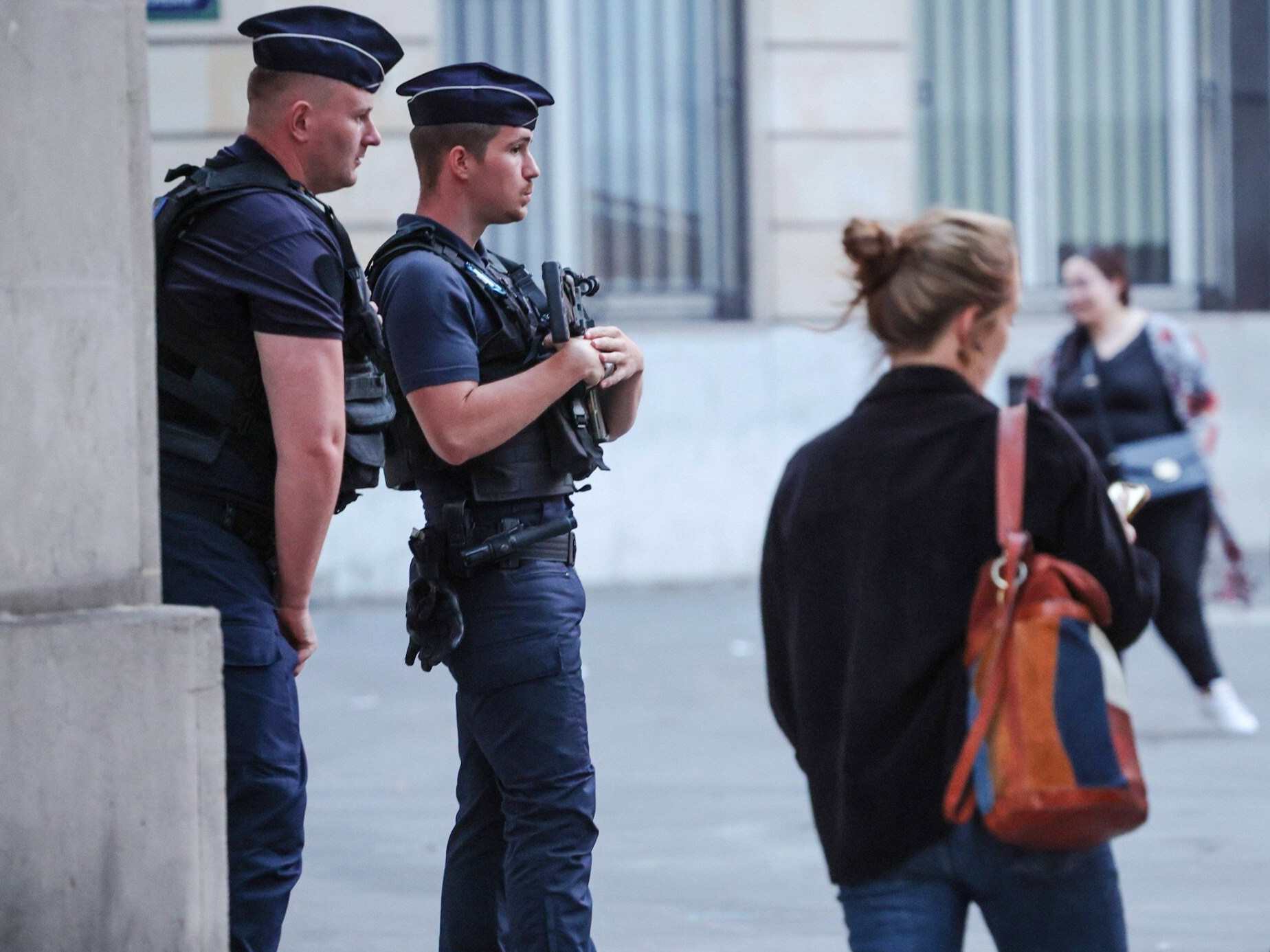 Policjanci pilnujący ulic. Imigranci pochodzenia arabskiego i afrykańskiego wywołali zamieszki