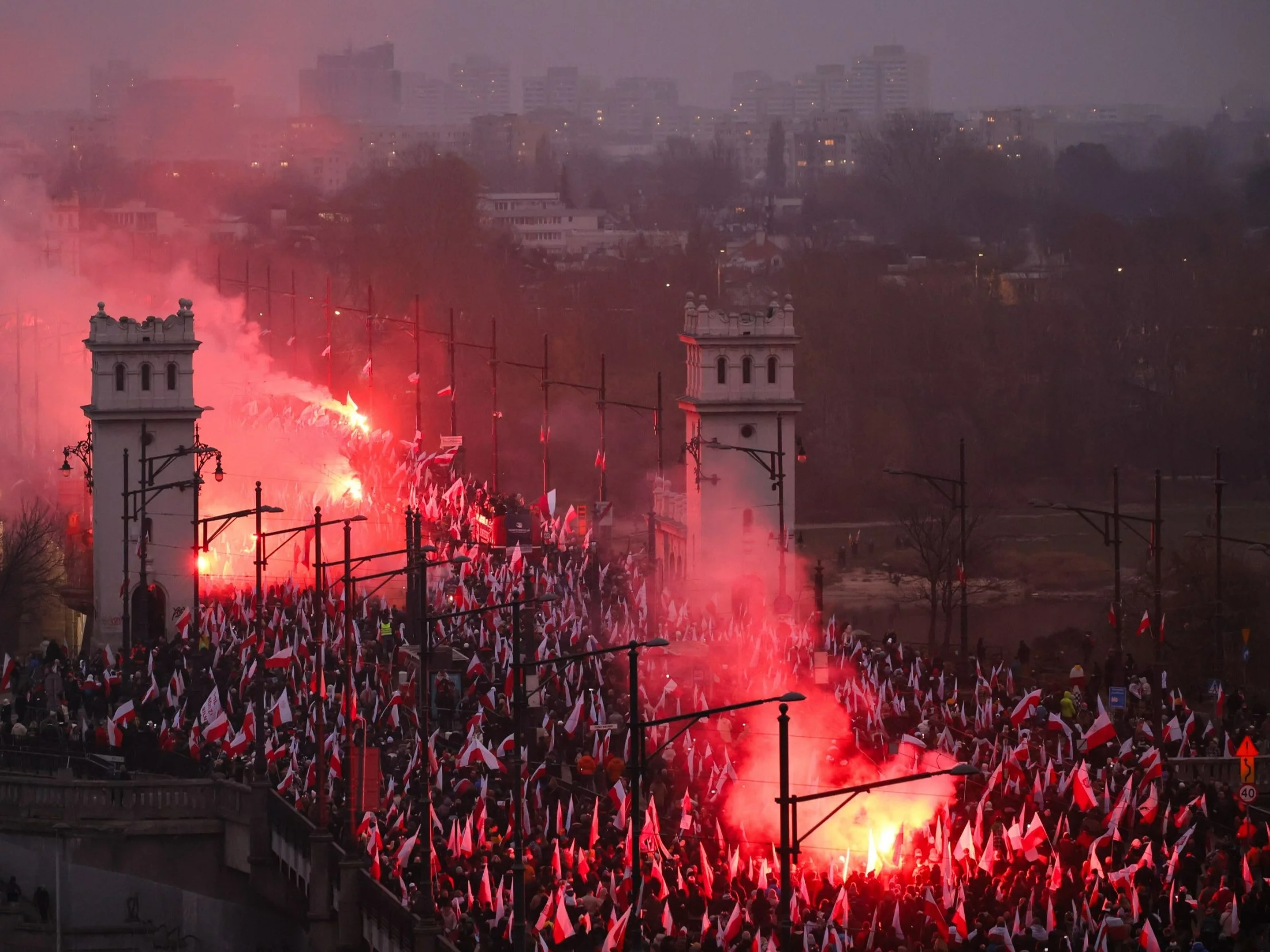 Uczestnicy Marszu Niepodległości na Moście Poniatowskiego w Warszawie