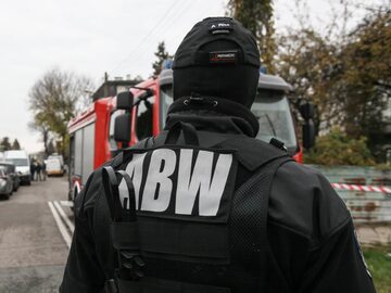 Funkcjonariusz Agencji Bezpieczeństwa Wewnętrznego (ABW) podczas akcji w Warszawie