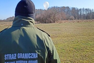 Funkcjonariusz Straży Granicznej śledzi tor lotu balonu z przemycanymi papierosami