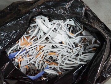 Funkcjonariusze KAS i SG rozbili grupę przestępczą, która nielegalnie produkowała i dystrybuowała papierosy bez znaków akcyzy