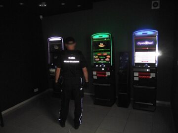 Funkcjonariusze opolskiej KAS ujawnili kolejne automaty do gier w nielegalnym salonie działającym na terenie powiatu nyskiego.