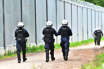 Funkcjonariusze policji patrolujący granicę z Białorusią