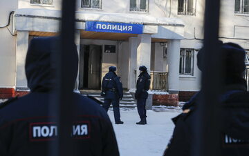 Funkcjonariusze policji patrolujący okolice komisariatu, gdzie przetrzymywany jest Aleksiej Nawalny.