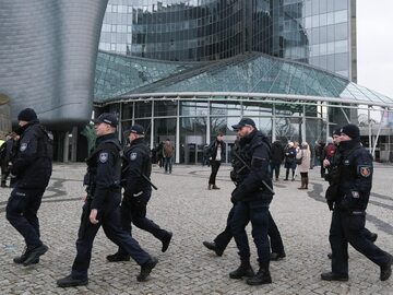 Funkcjonariusze policji przed budynkiem TVP przy ulicy Woronicza w Warszawie