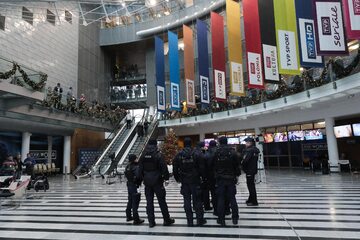 Funkcjonariusze policji w budynku TVP przy ulicy Woronicza
