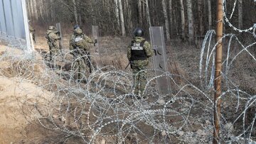 Funkcjonariusze Straży Granicznej w miejscu budowy zapory przy polsko-białoruskiej granicy.