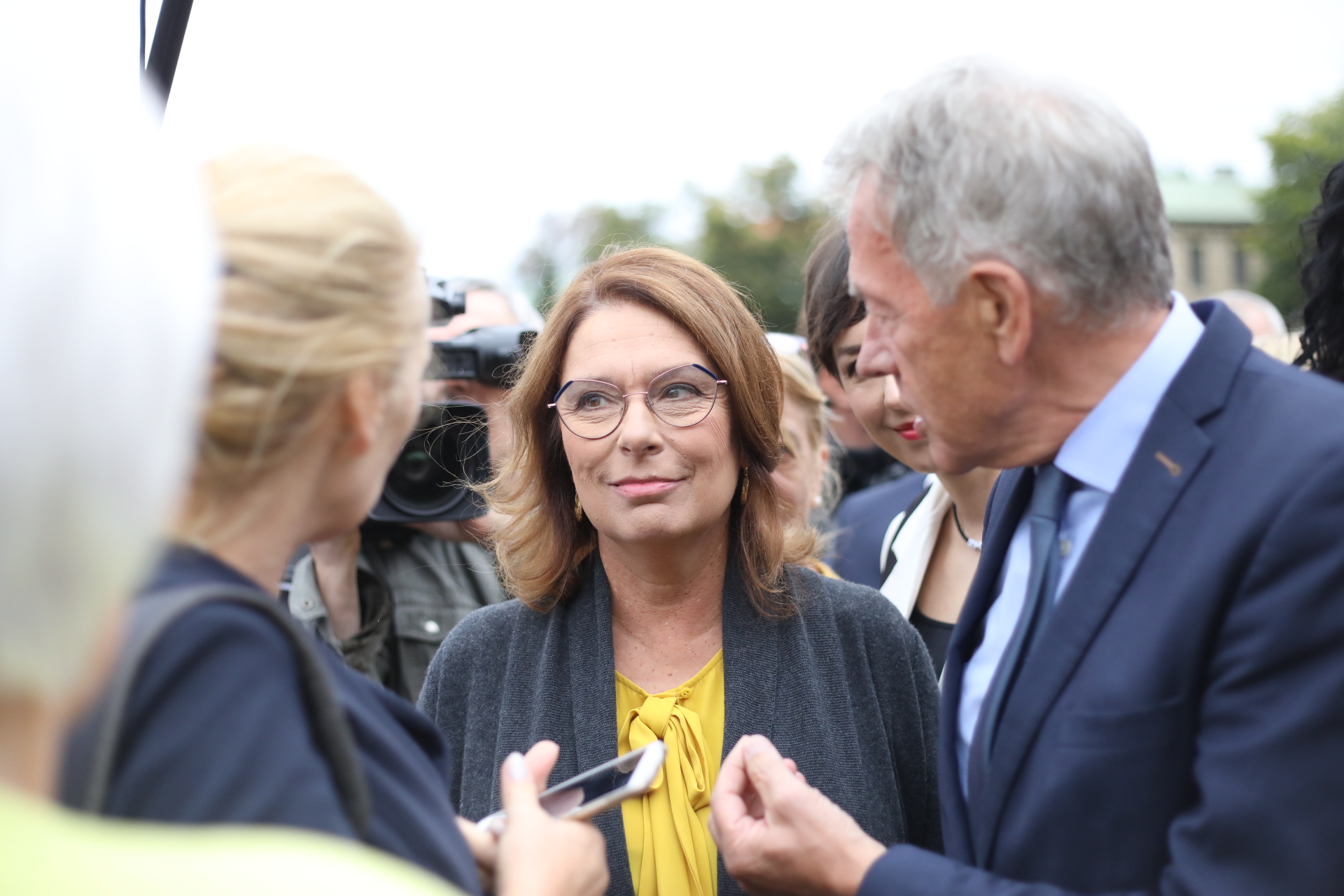 Małgorzata Kidawa-Błońska w otoczeniu polityków PO