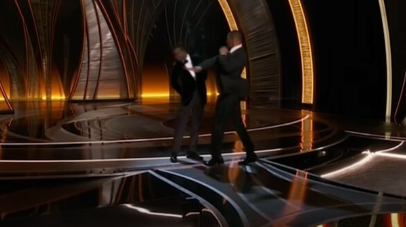 Will Smith uderza Chrisa Rocka podczas gali Oscarów 2022 r.