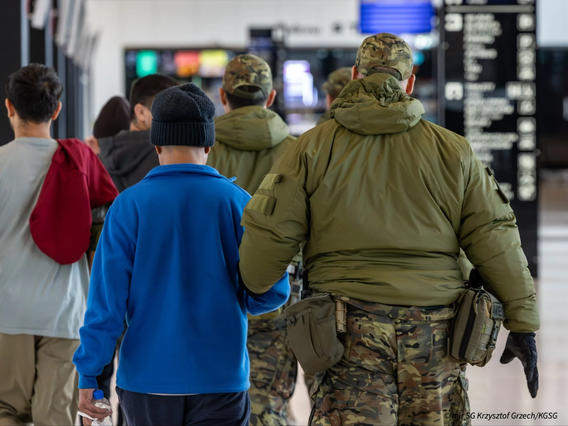 Funkcjonariusze Straży Granicznej podczas wykonywania czynności służbowych