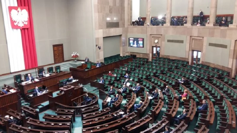 Nadzwyczajne posiedzenie Sejmu. W Sali Plenarnej tylko reprezentacja klubów i kół parlamentarnych.