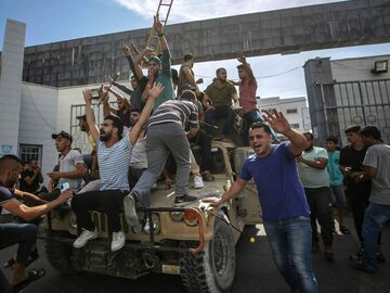 Gaza. Palestyńczycy na przejętym jeepie należącym do izraelskiej armii