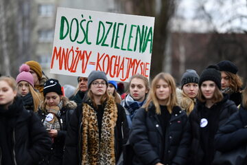 Gdańsk. Uczniowie trójmiejskich szkół średnich podczas marszu pod hasłem '#ponadpodziałami'.