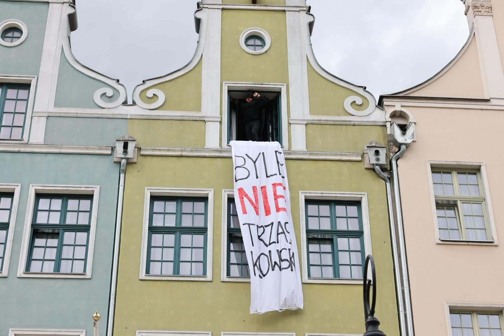 Wywiesił baner "Byle nie Trzaskowski". Na miejscu pojawili się policjanci