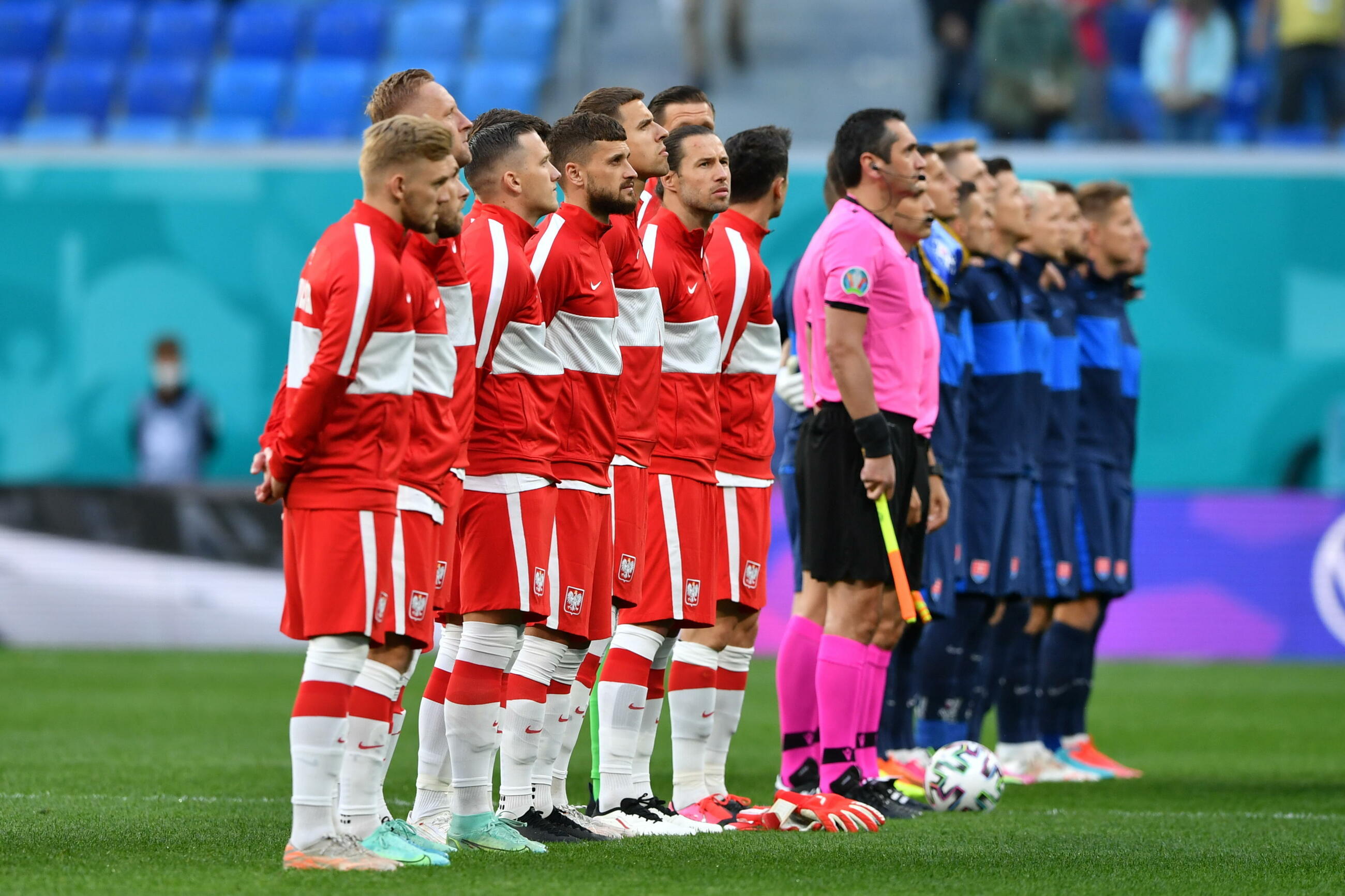 Zawodnicy reprezentacji Polski i Słowacji podczas hymnów przed meczem na Euro 2020