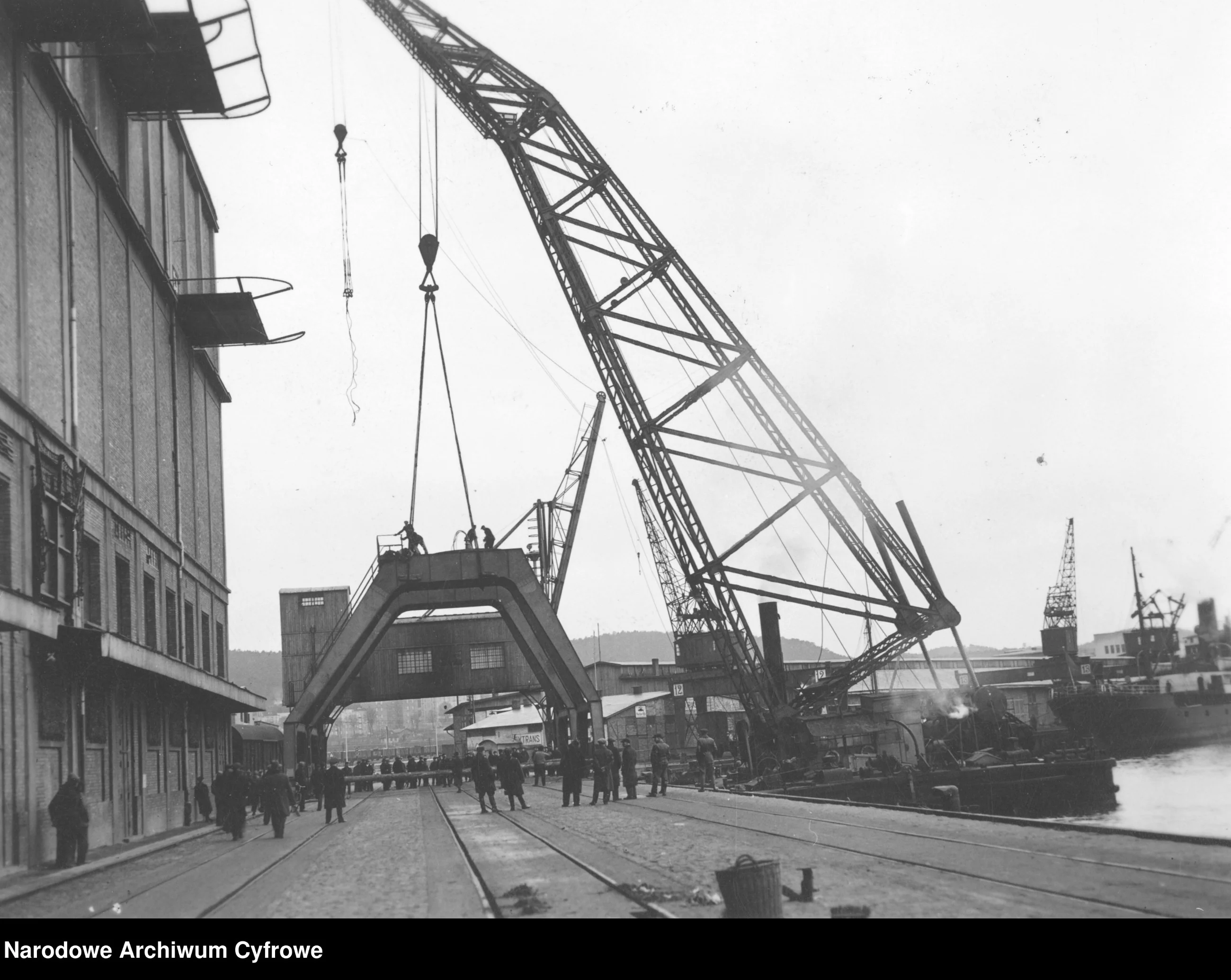 Gdynia, montaż dźwigów przy chłodni portowej. Widoczny żuraw pływający