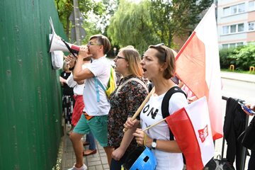 Gdynia. Protest przedstawicieli KOD i Obywateli RP przed szkołą, którą odwiedził prezydent Andrzej Duda.
