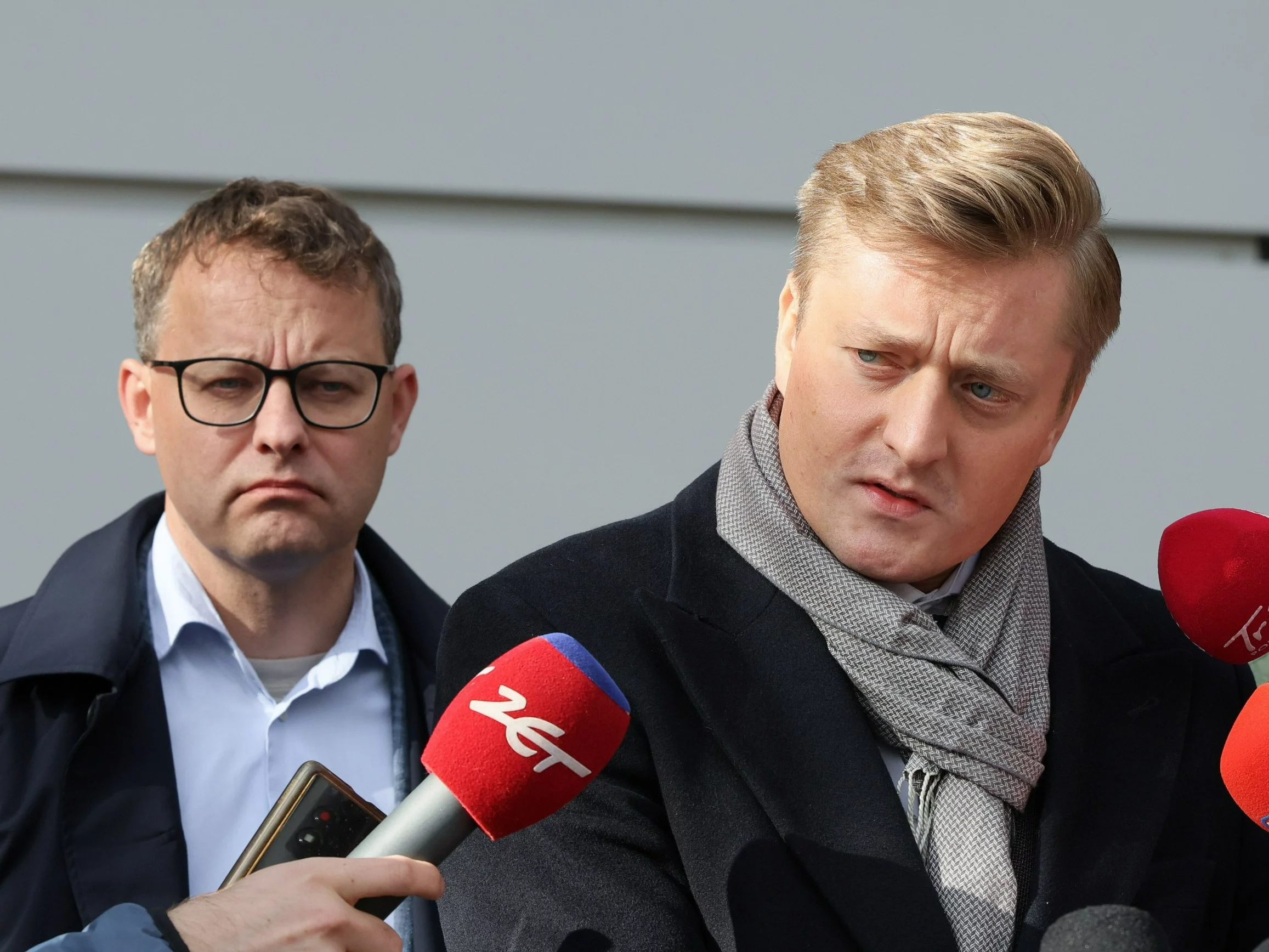 Poseł PiS Marcin Romanowski (L) oraz jego pełnomocnik mec. Bartosz Lewandowski (P)