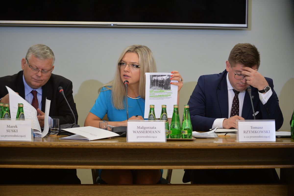 Sejmowa Komisja śledczą ds. Amber Gold, w składzie poseł PiS Marek Suski (L), przewodnicząca posłanka PiS Małgorzata Wassermann (C) i poseł Kukiz'15 Tomasz Rzymkowski (P)