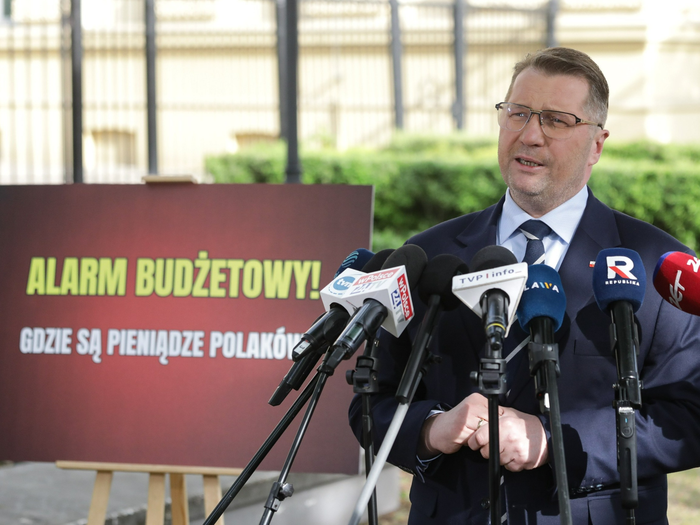 Wiceprezes PiS Przemysław Czarnek podczas konferencji prasowej przed siedzibą KPRM w Warszawie