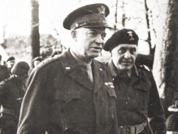 Gen. Dwight Eisenhower podczas wizytacji 1. Dywizji Pancernej. Gen. Stanisław Maczek po prawej.