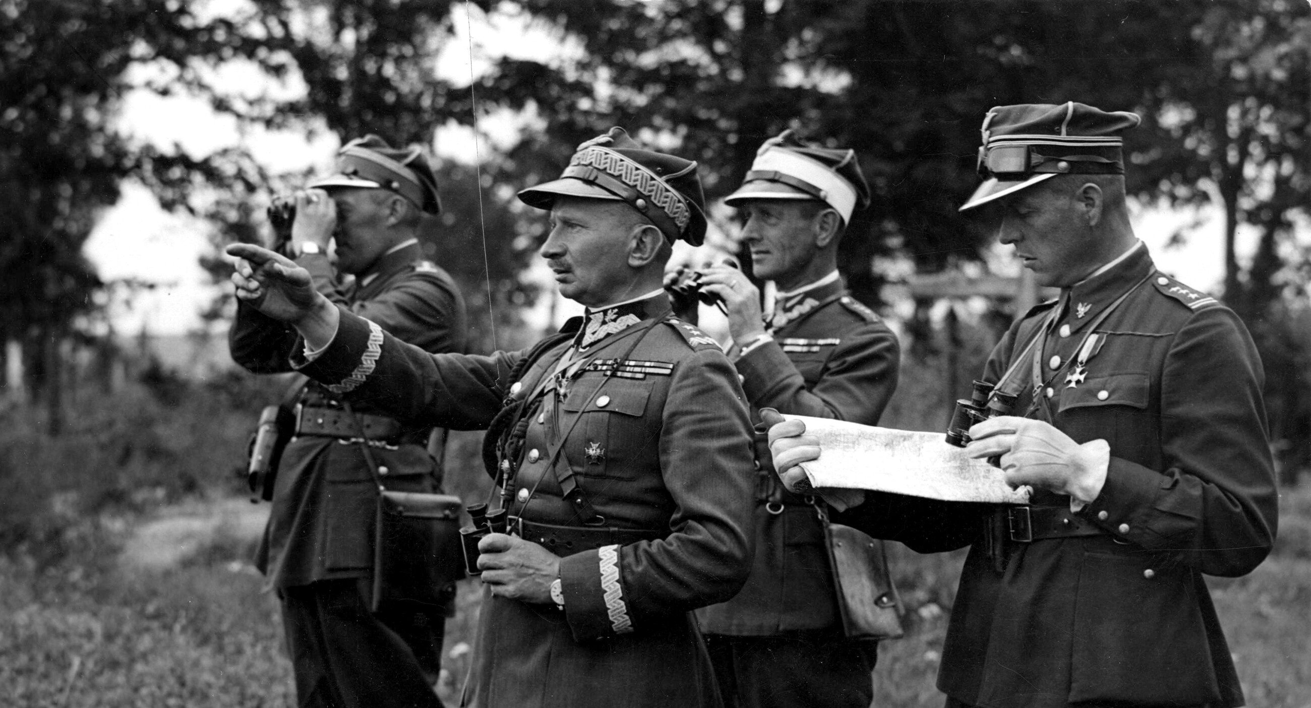 Gen. Juliusz Rómmel ze swoim sztabem we wrześniu 1933 r.
