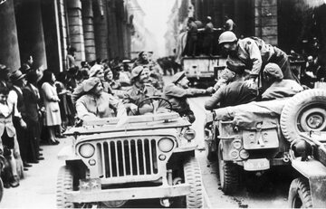 Gen. Klemens Rudnicki (za kierownicą) wita się z gen. Markiem Clarkiem, Bolonia, kwiecień 1945 r.