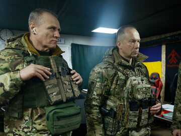 Gen. Ołeksandr Syrski (z prawej), naczelny dowódca Sił Zbrojnych Ukrainy