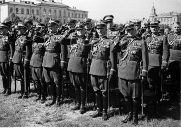 Gen. Stefan Dąb-Biernacki, w pierwszym szeregu, pierwszy od prawej. Fotografia z sierpnia 1938 r.
