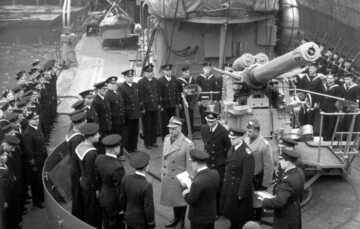 Gen. Władysław Sikorski podczas wizyty na „Piorunie” w 1941 roku wręcza odznaczenia marynarzom.