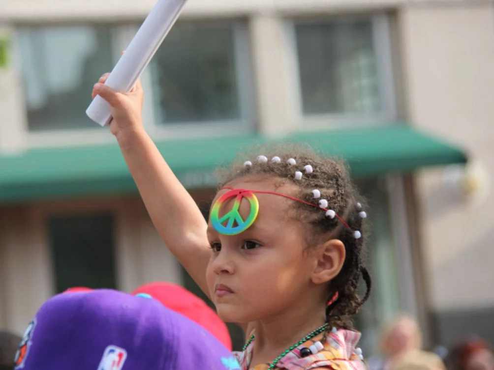 Dziecko na paradzie LGBT, zdjęcie ilustracyjne