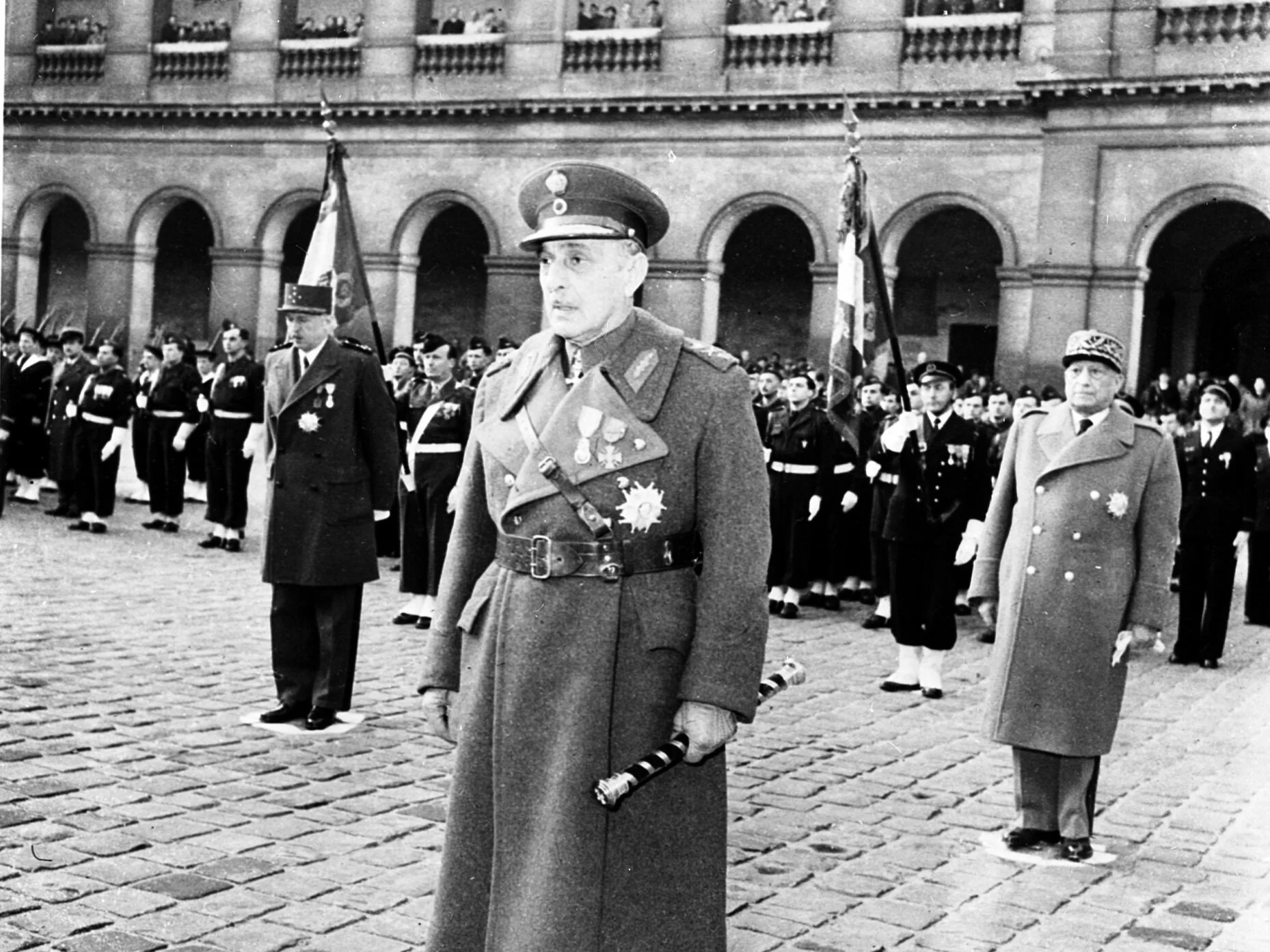 Premier Papagos na dziedzińcu Les Invalides po odznaczeniu Medalem Wojskowym podczas wizyty we Francji (1954)
