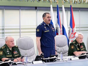 Generał Junus-biek Jewkurow (w środku), wiceminister obrony Rosji